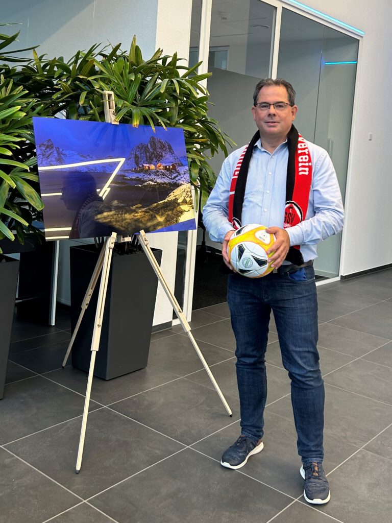 Andreas Pusch vor Vernissage Bild in den schönen Räumlichkeiten seine IT-Firma